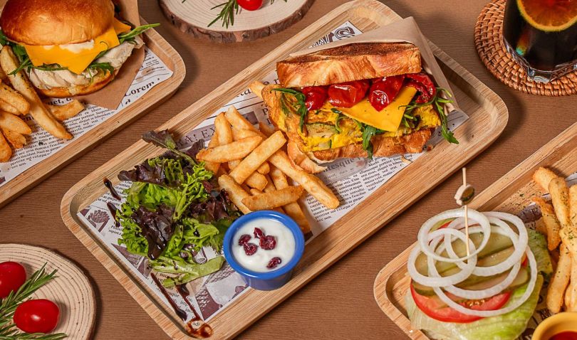 A diverse range of Chinese and Western dishes is available throughout the day.